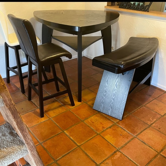 Beautiful high top dinning room table. Great condition! - Picture 2 of 3